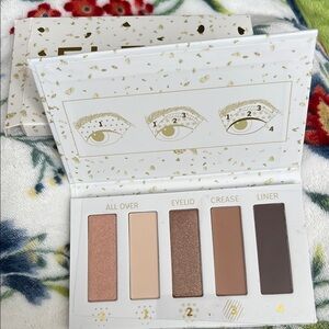 Flekk Cosmetics Cream and Brown Eyeshadow Palette with Neutral Matte Shades